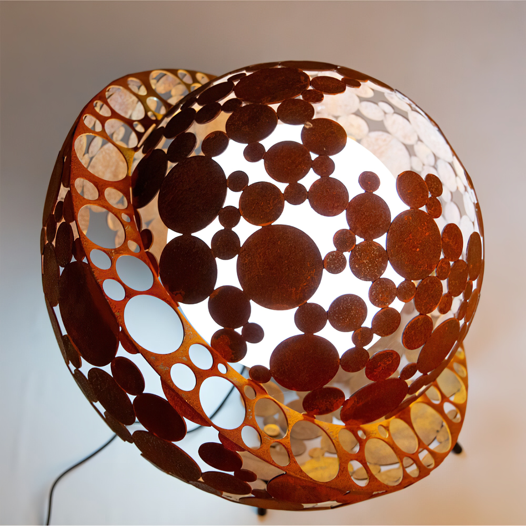 Lampe artistique avec bord perforé au laser en rouille - Andres / 80cm