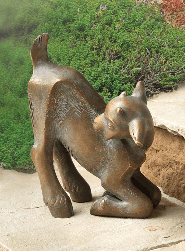 Figurine d'animal jeune chèvre à genoux en bronze robuste - chevrette