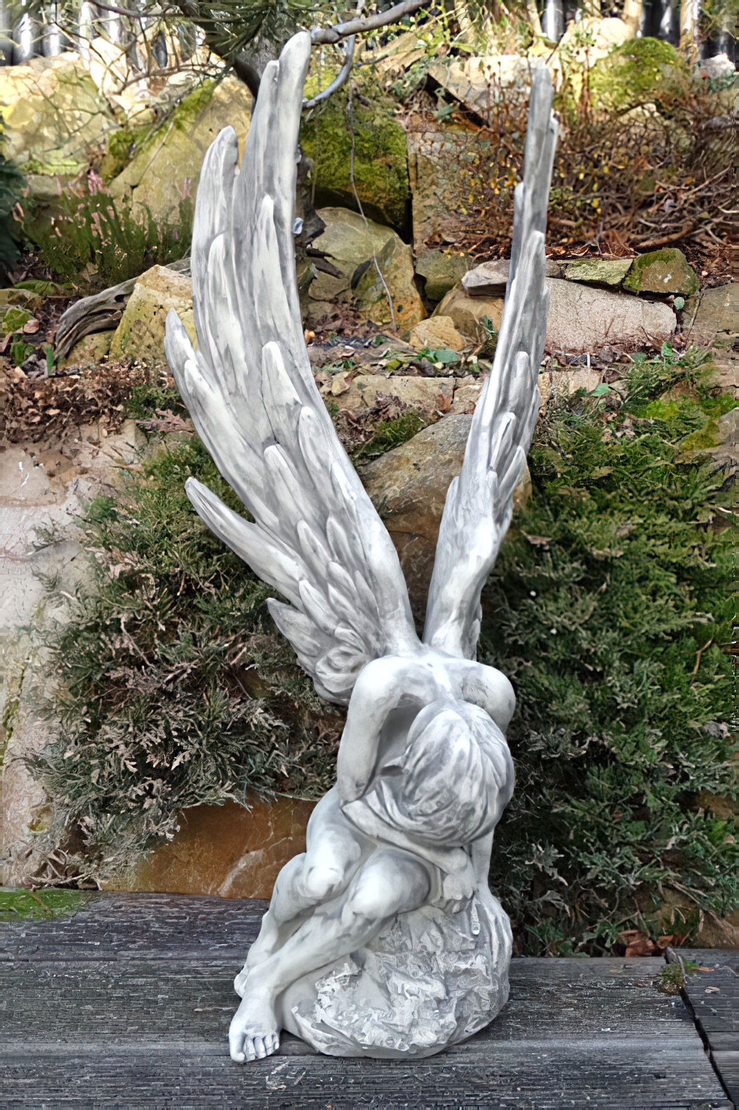 Statue d'ange de jardin en pierre - assis - Ambriel / Gris antique