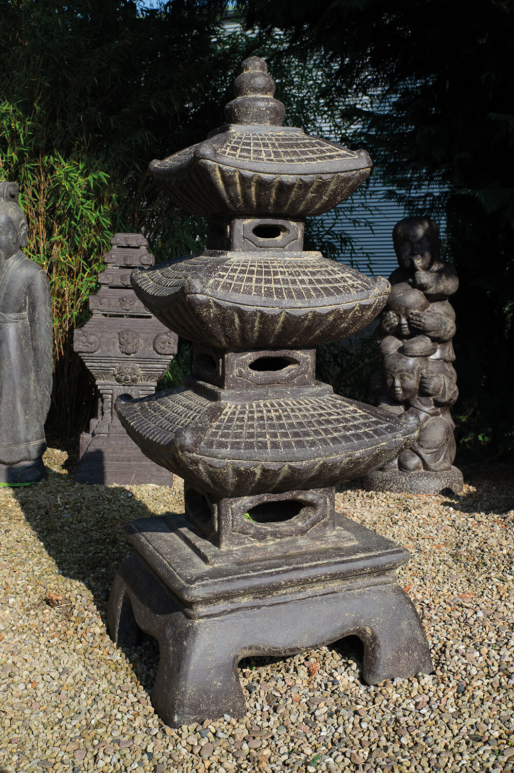 Imposante lanterne de jardin en fonte de pierre de style japonais - Herlina