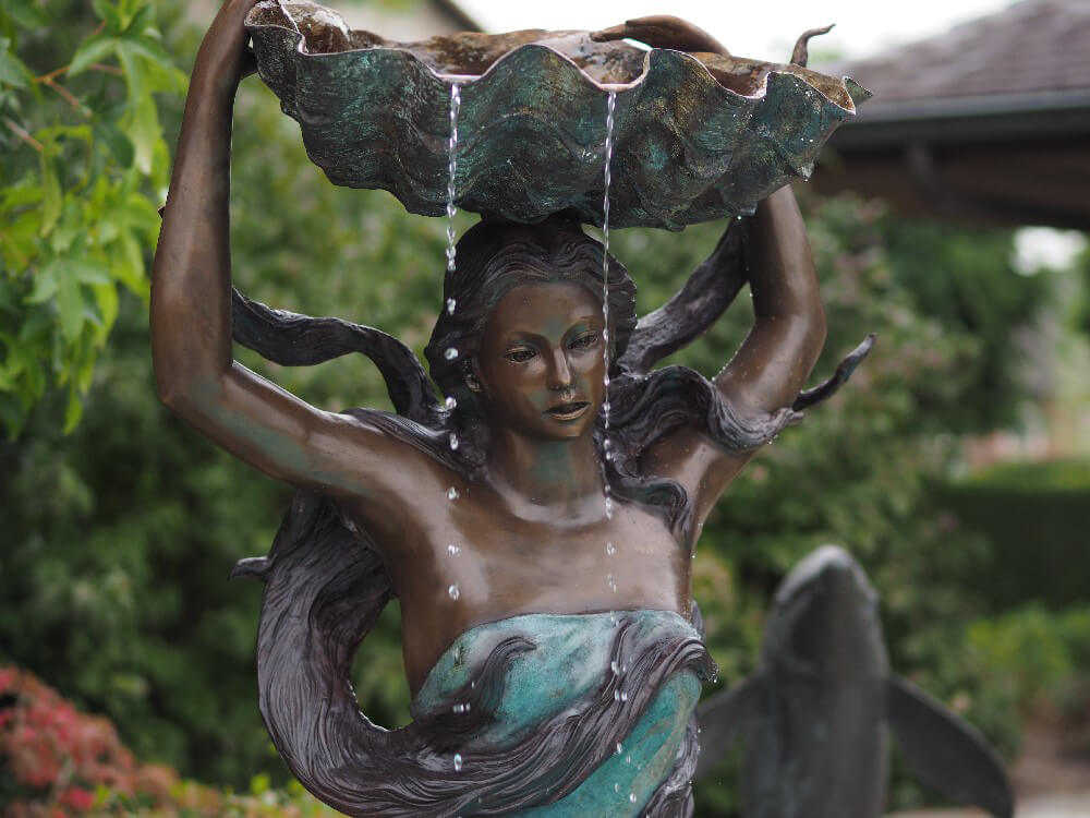 Femme avec une coupe comme gargouille en bronze - Theresa