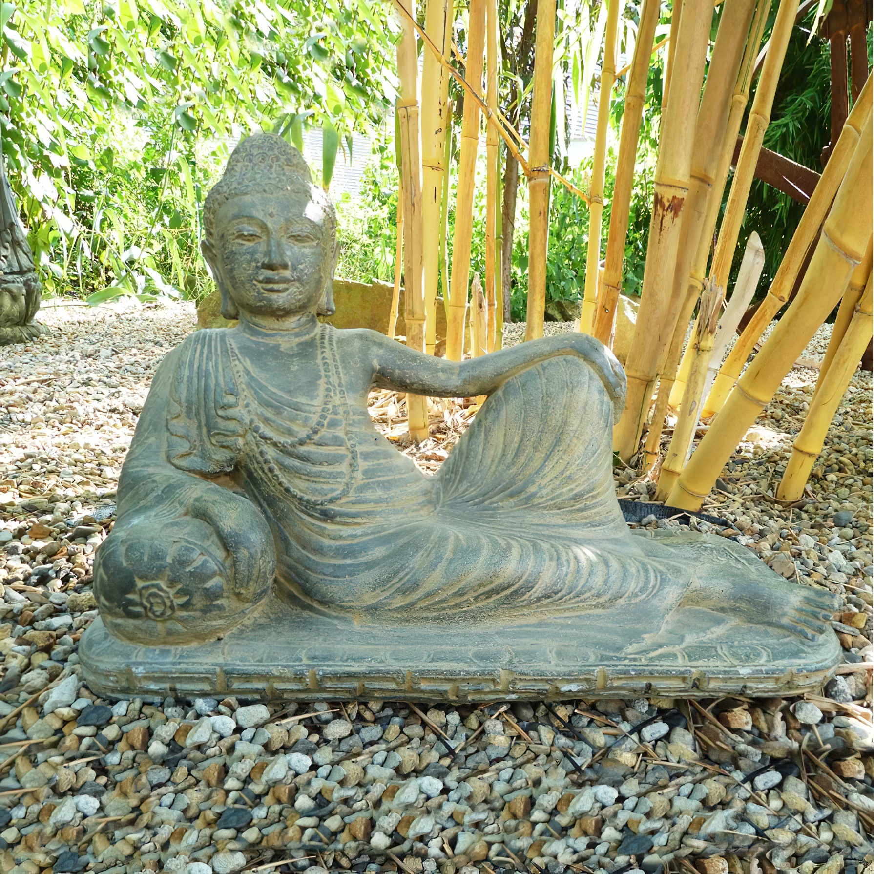 Précieux bouddha couché en fonte de pierre finition antique