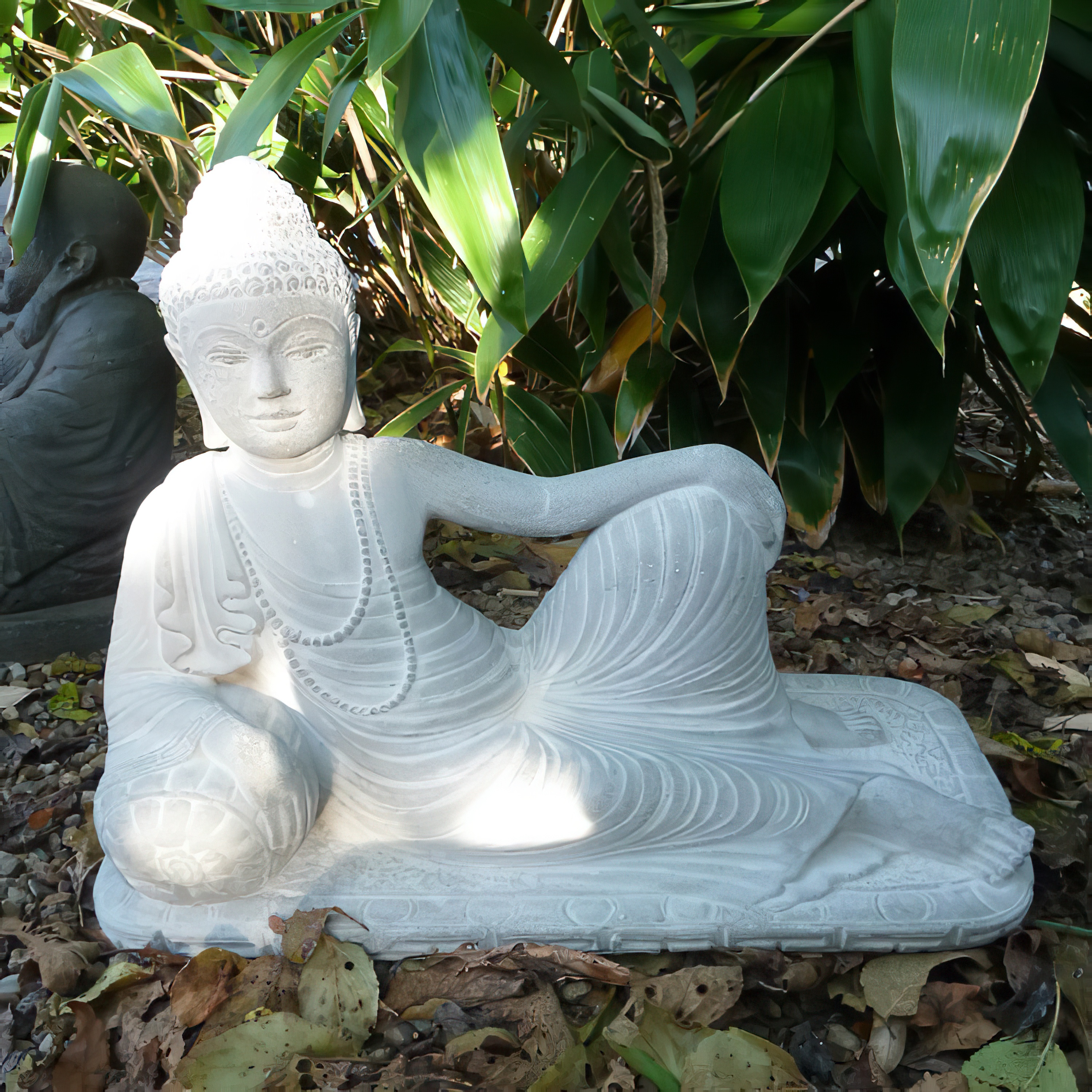 Bouddha en fonte de pierre couché en version claire / 40 cm