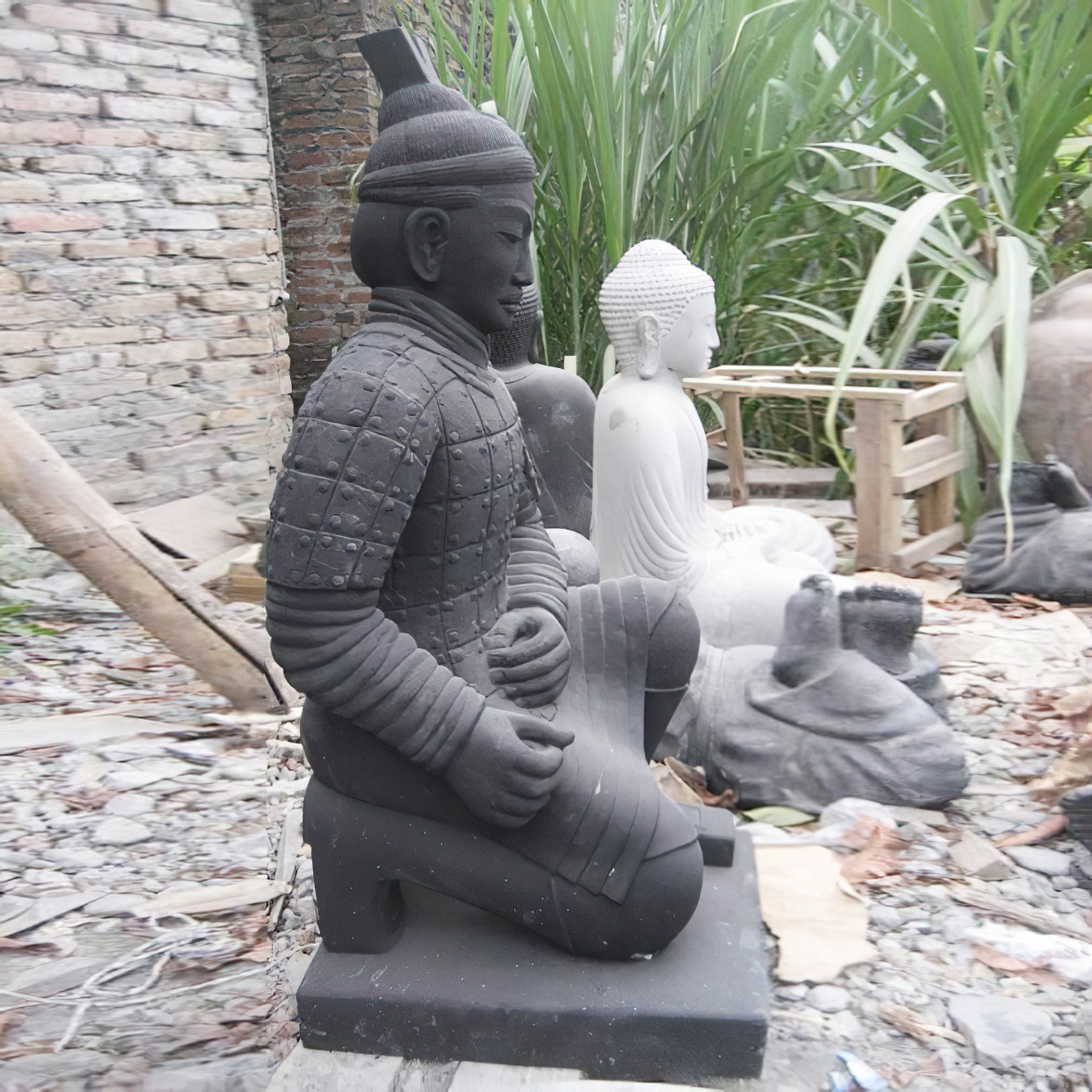 Statue Guerrier chinois à genoux en fonte de pierre antique - Hongchan