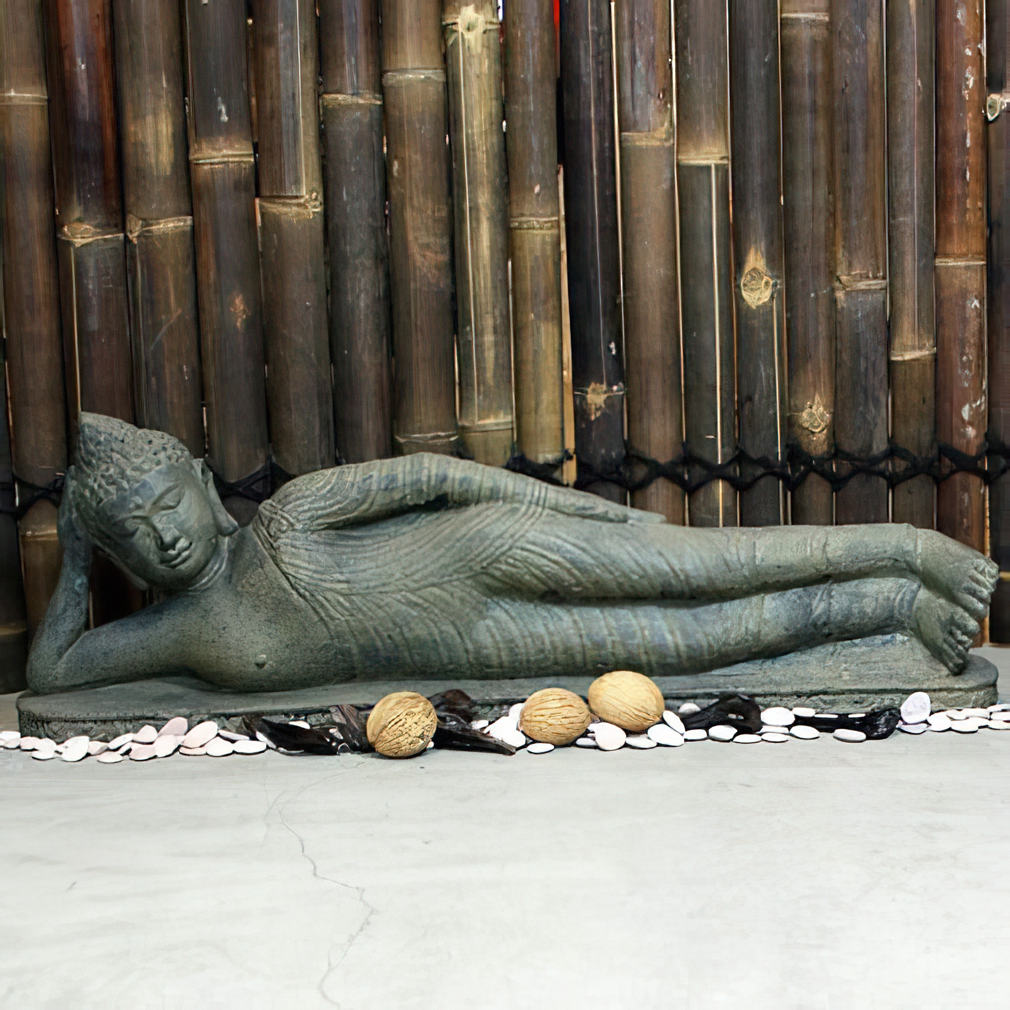 Précieuse statue de Bouddha couchée, fonte de pierre avec finition antique / 60 cm