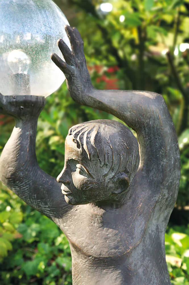 Garçon en bronze en édition limitée avec boule en verre - porteur de lumière