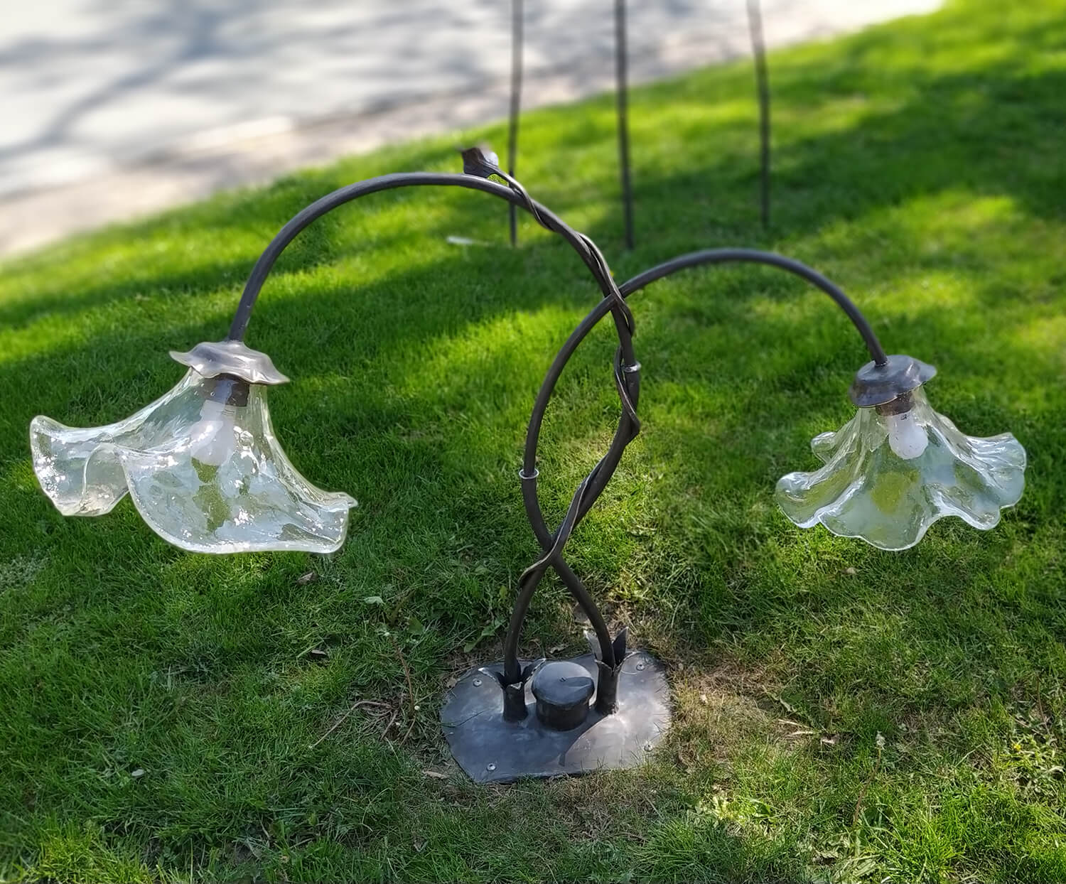 Lampe de jardin en forme de fleur faite à la main en bronze forgé & verre - Floroso