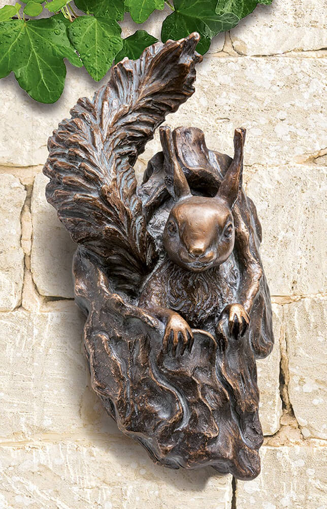 Sculpture murale en bronze écureuil avec nid - écureuil avec nid