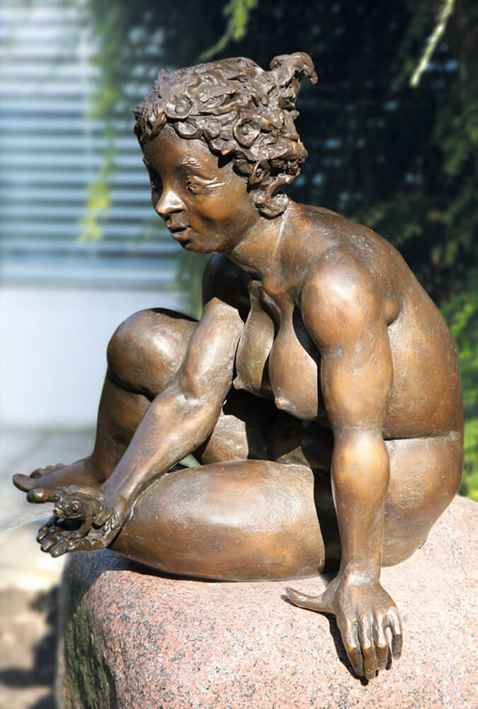 Bronze nu fille avec grenouille gargouille - fille avec grenouille