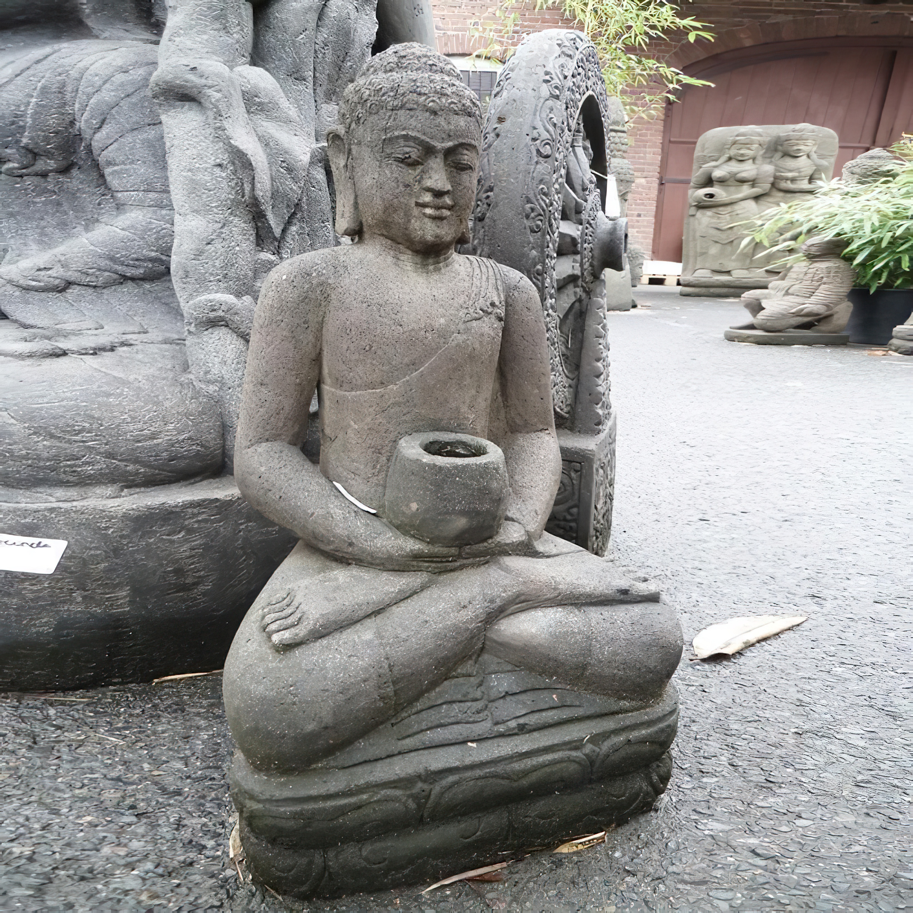 Statue de Bouddha en pierre pour le jardin / 100 cm