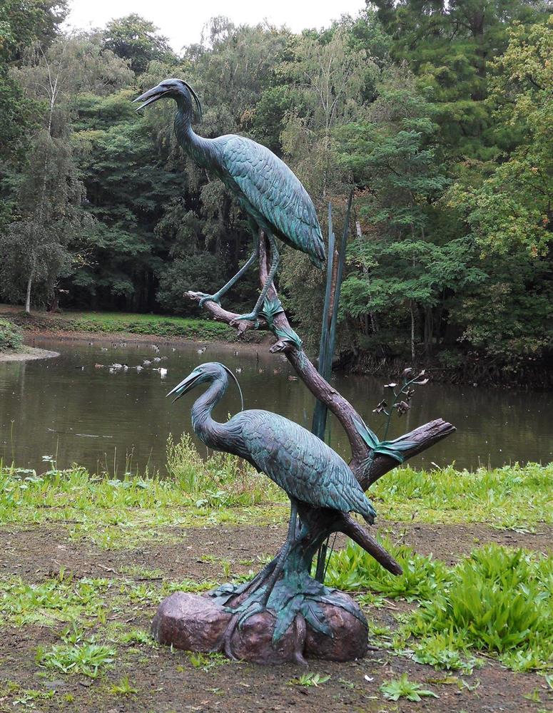 Précieuses statues de jardin en bronze avec héron - Fischreiher