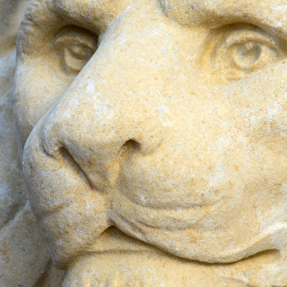 Figure de proue avec lion en pierre - Lorenzo / Gris antique