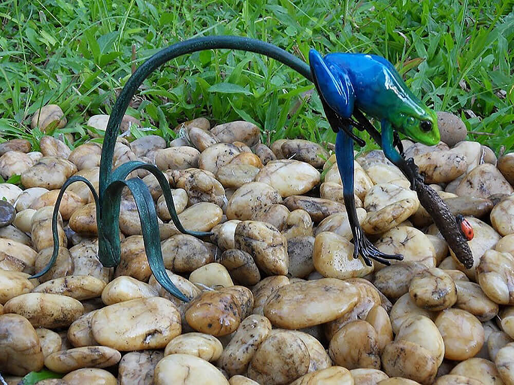 Sculpture de grenouille en bronze avec roseau et scarabée rouge - Grenouille bleue avec scarabée