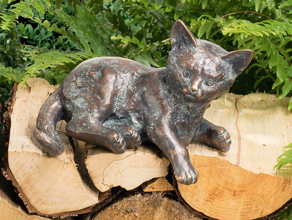 Jeune chat couché en bronze - Jeune chat