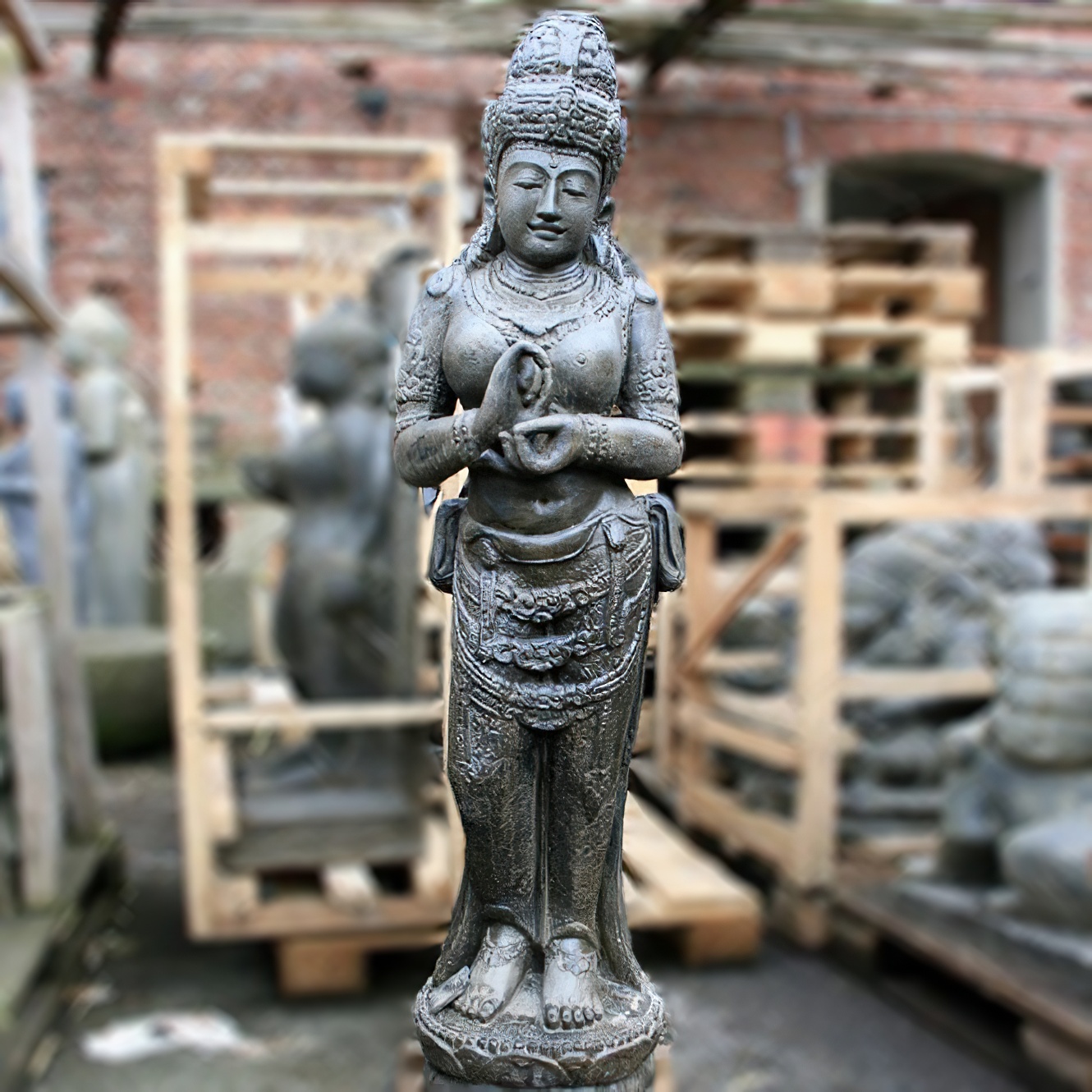 Statue Dewi Sri debout Fonte de pierre avec finition antique