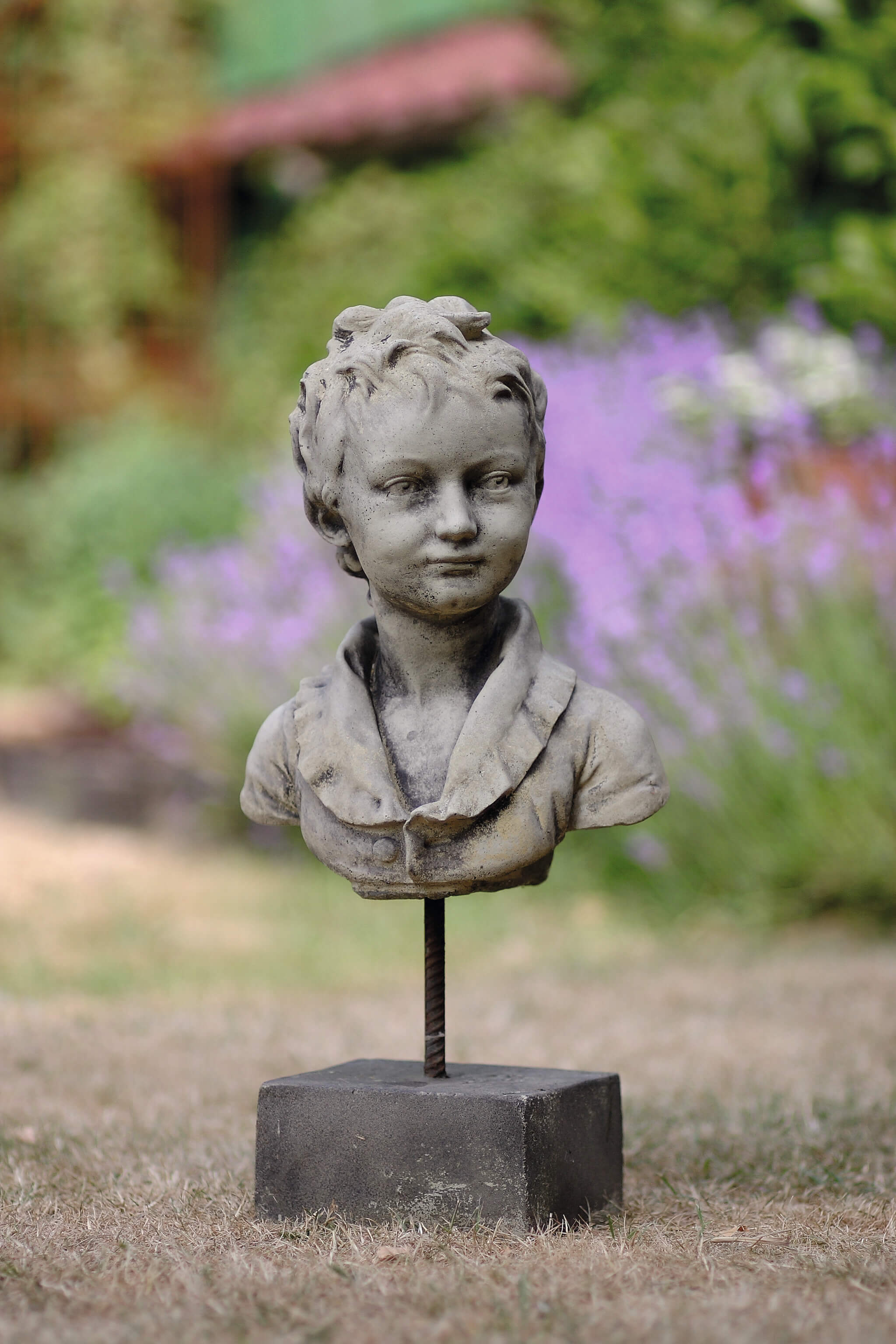 Buste de garçon en pierre unique pour le jardin - Aaron