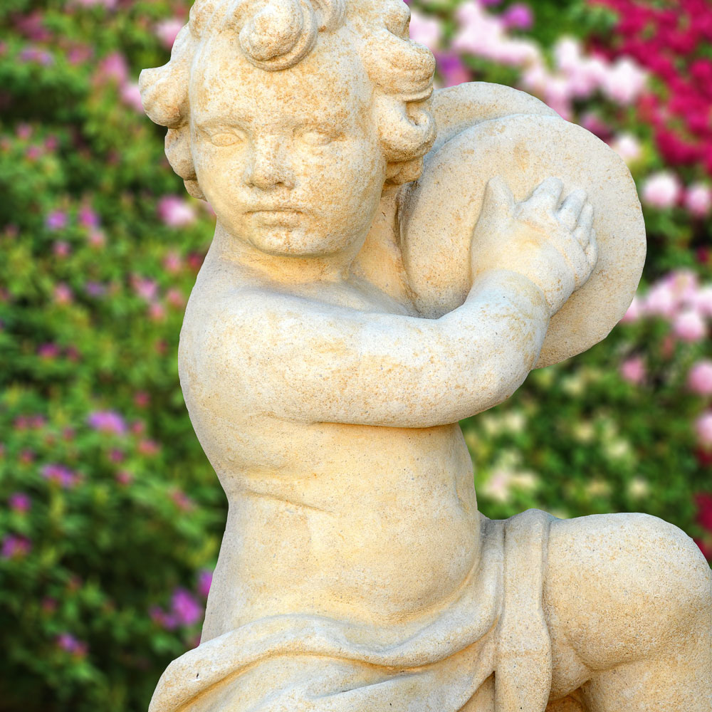 Statuette historique en pierre avec putto - Batteur / Gris antique