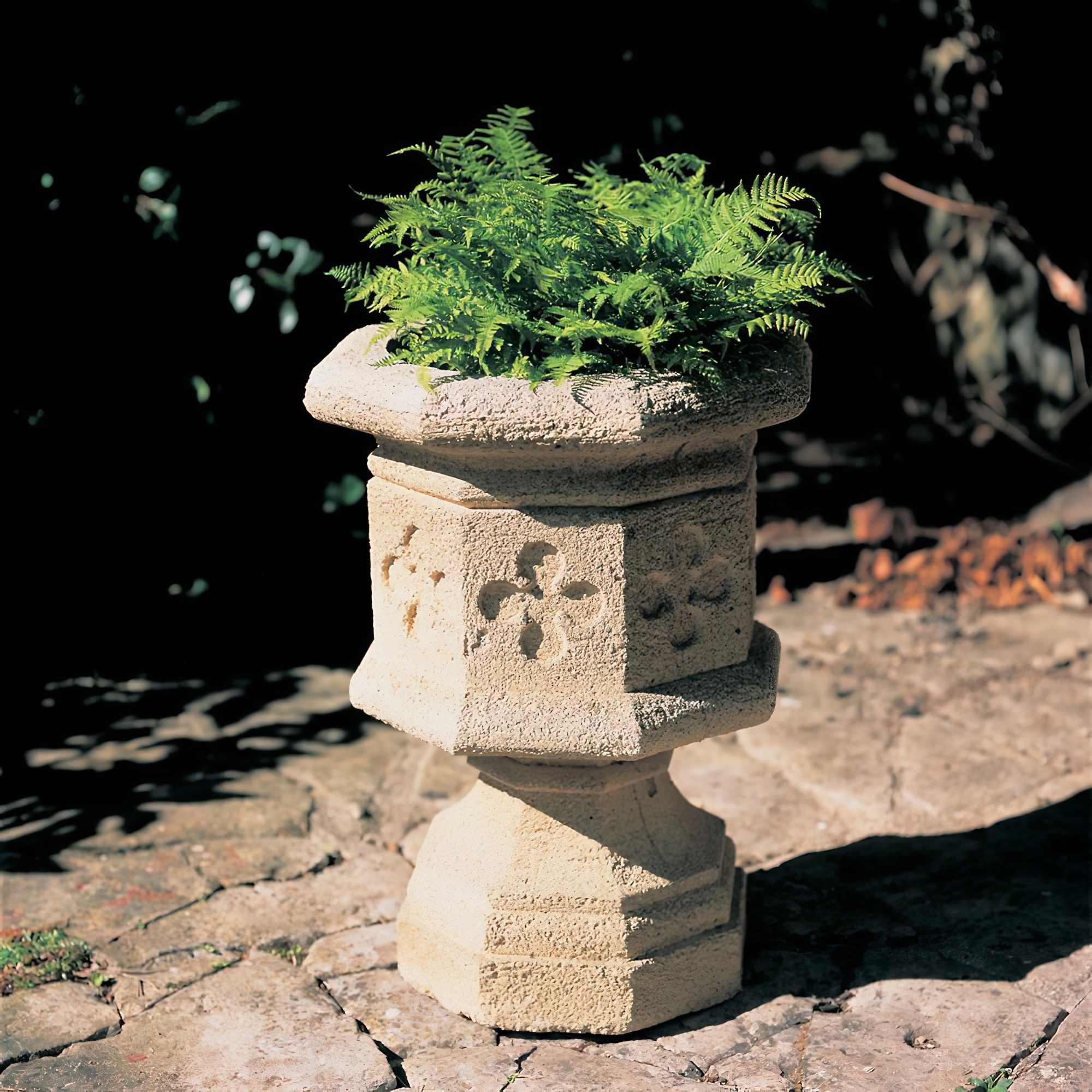 Pot à plantes sphérique en fonte de pierre - Cholet
